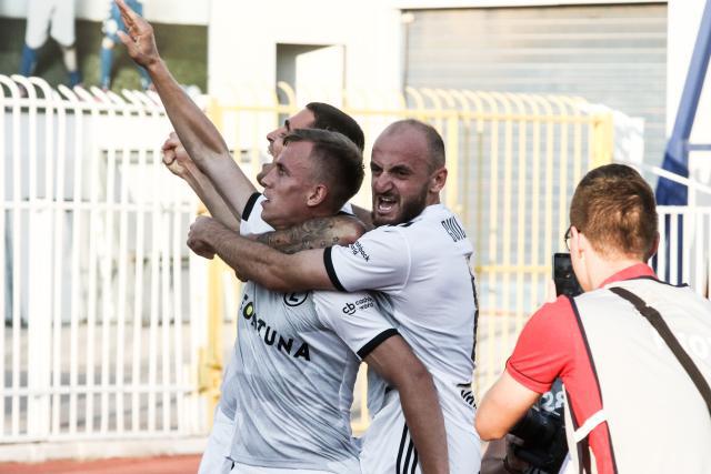 周琦为肘击道歉：我是下意识反应 不是故意的