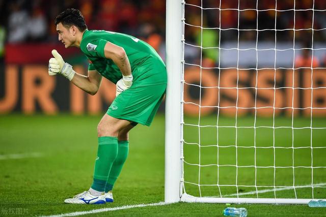 阿斯：莱万在巴萨陷入困境